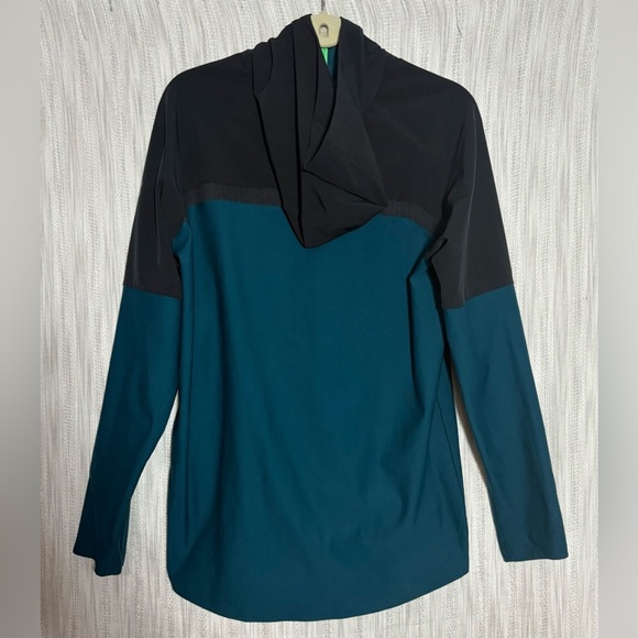 Under Armour Black and Blue Performance Jacket Water-Resistant Athletic Design - Picture 2 of 3